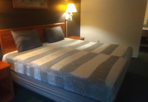 King Bed Hotel Studio 138