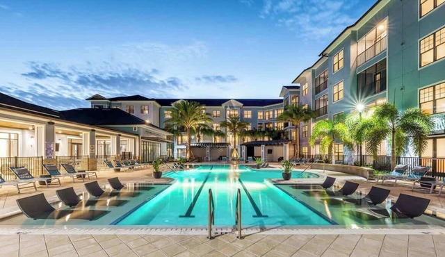 King Bed, Pet-Friendly, 15 Min to Parks, Amenities