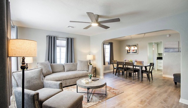 King Bed & Pet-Friendly: Cozy Phoenix Getaway