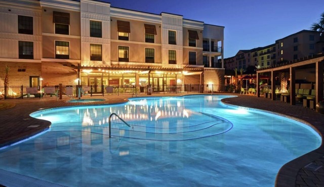 King Bed Suite with Free Breakfast & Pool; 1.2 mi to Georgia Sea Turtle Center