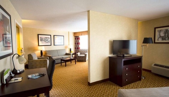 King Room on Premium Floor w/Free Parking l Near Portland Jetport