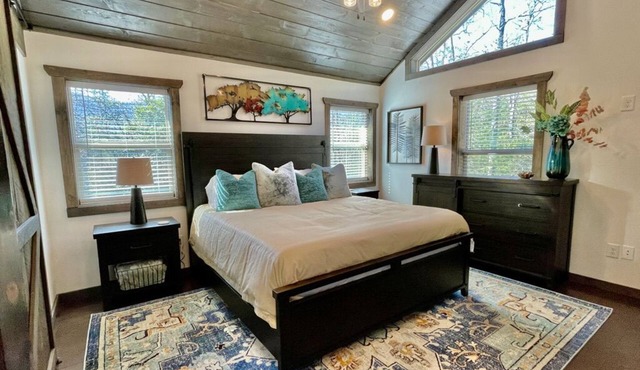 King Suite w FiberOptic WiFi - Modern Cozy Cabin