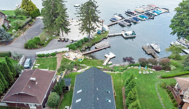 Lake Front Family Oasis. 2 Min Walk to Beach. 19 Min to Thunder Ridge Ski Resort