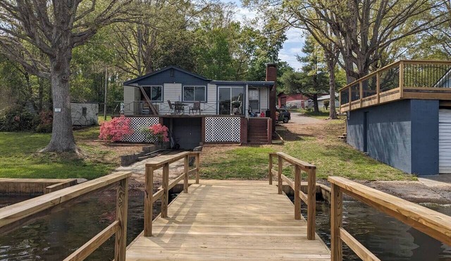 Lake Shack baby! 3 bed, 1.5 bath lake front cottage!