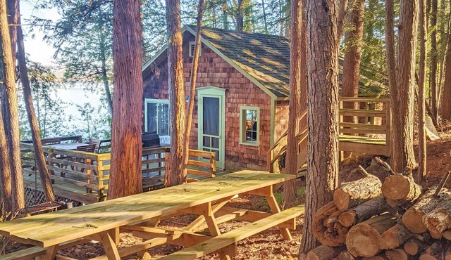Lakefront cottage with private beach. Canoe, Firepit, Pet Friendly. Family owned