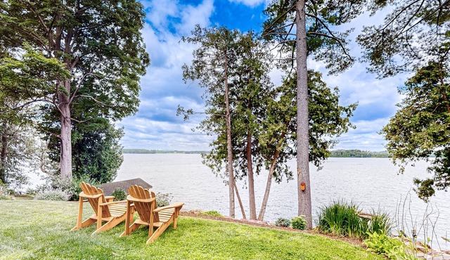 Lakefront dog-friendly cabin & cottage with kayaks, grill, washer/dryer