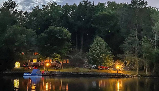 Lakefront Family Retreat - 3BR, 2 King Beds, Walk to Town