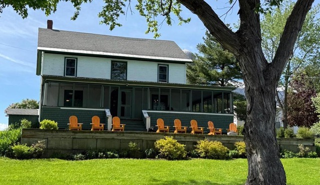 Lakefront Farmhouse for Family Gatherings
