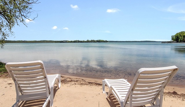 Lakefront house on beautiful Elk Lake - Pontoon Available VR 2026-05/06 Campbell