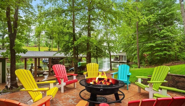 Lakefront Retreat w Dock, Kayaks & Game Room!