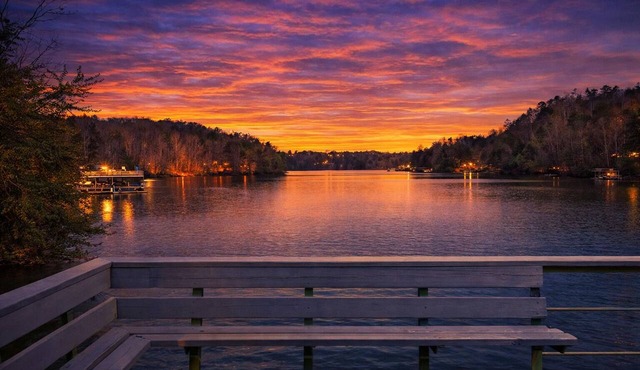 Lakefront with 2-Tier Dock & Jet Ski Dock, Boat Lift, Pool Table, Kayaks, Tubes