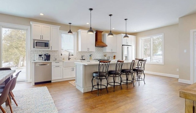 Lakeside retreat with grill, fireplace, W/D, AC & sunset views - dog-friendly