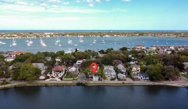 Lakeside Studio -10 minutes to the beach!