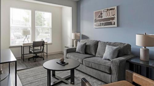 Landing Incredible 2BD Yoga Studio Clubhouse