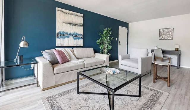 Landing | Modern 1BD, Pool, Gym