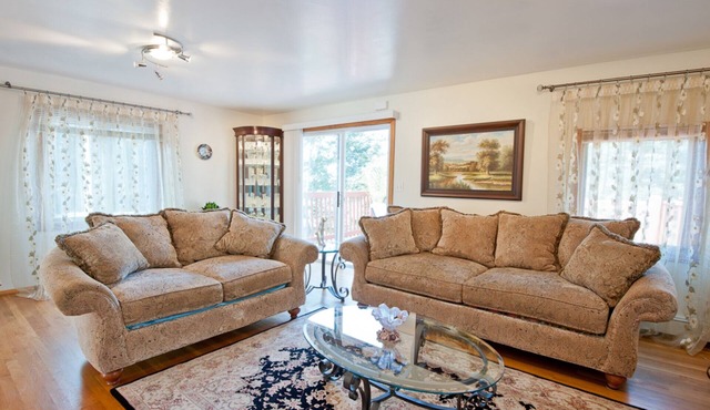 Large 5-Bed Modern Family Retreat with Kitchen & Free Parking Near Boston!