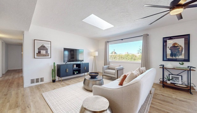 Large Backyard, Walking Distance to Bars and Restaurants. 10 Minutes to Tram!