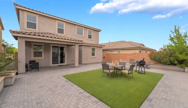 Large Groups! Game Room| BBQ| Spacious| Near Strip