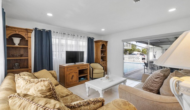 Large Poolside 1 bedroom with laundry