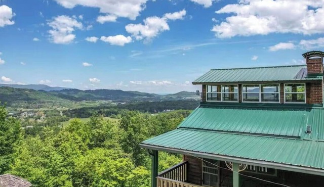 Little Greenbriar Lodge: Free Attraction Tickets, Hot Tub, Mtn Views & Adjacent National Park