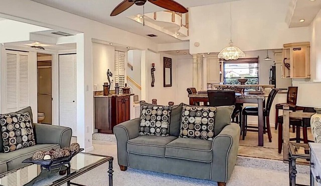 Lovely 2 br 3 bath Isla Del Sol -Sleeps 6 lots of Amenities near St. Pete Beach!