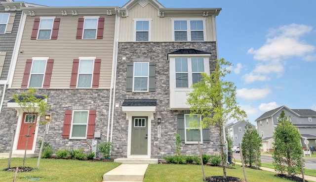 Lovely, newly-built, 4-bedroom townhome & 2-car garage in Lanham