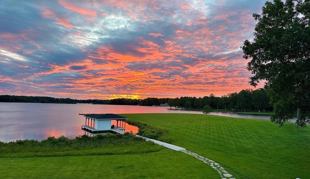 Lux 4BR Lkfront- in/outdoor fun-MovieRm-Gym-Dock-4private bathrooms, kayaks/SUP