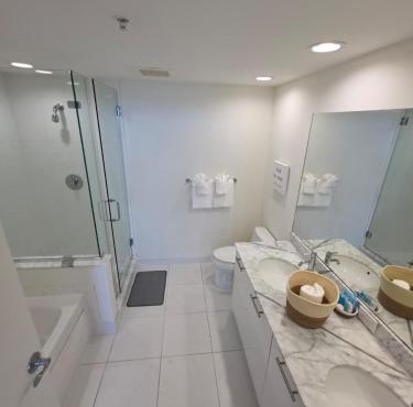 Lux in White 2BR, Balcony, Pool & Bay View