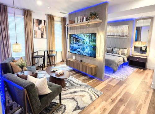 Luxe Suite - Comfort - King Bed and Free Parking