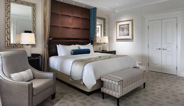 Luxurious City Escape! 2 Prestige King Suites at Palazzo w/Pool Oasis & Spa!