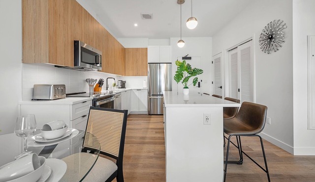 Luxury 2bd/2ba Next to the Airport 4693