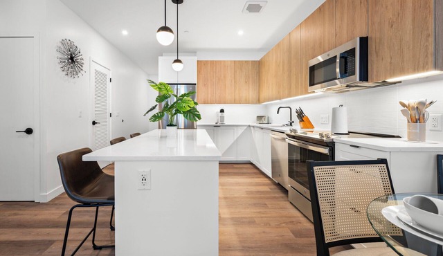 Luxury 2BR Next to the Airport 0233
