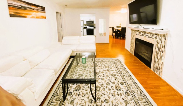 Luxury Condo, 7 Guests, Free Parking, Near Malls, Restaurants