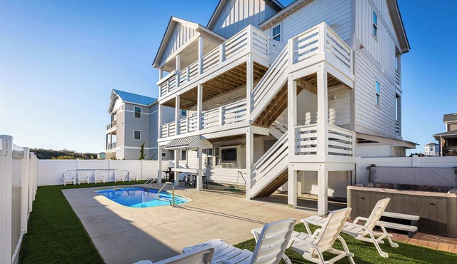 Luxury Corolla Home, 3 Mins to Beach & Lake Views!
