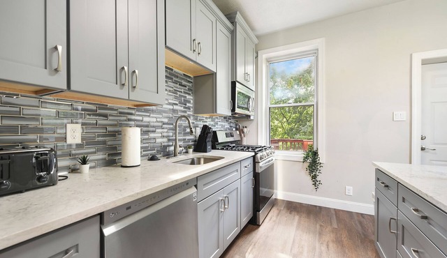 Luxury Family Retreat Minutes to Downtown Pittsburgh With Deck & Large Backyard