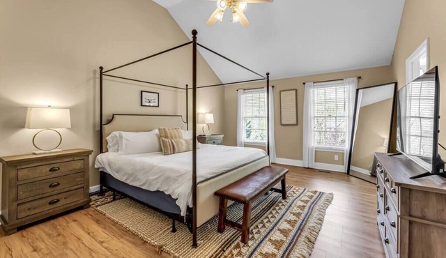Luxury Home! Sleep Up To 12! Close to everything!
