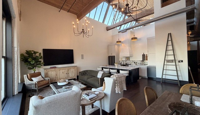 Luxury Penthouse Loft with Parking in Old City