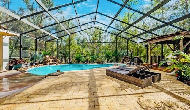 Luxury Summer Retreat. Spacious 3-bedroom with salt water pool & spa in Sarasota
