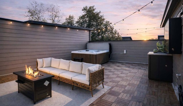 Luxury townhome w/rooftop hot tub & skyline views