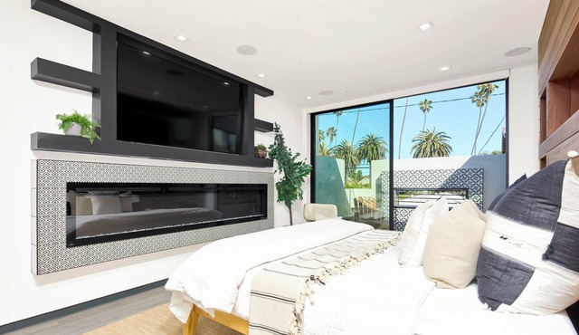 Luxury Venice House with Pool, Spa, Rooftop, Walk to Beach