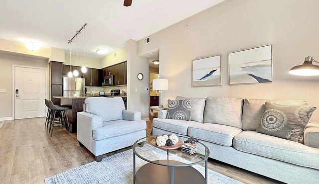Luxury Westshore Living, Work Desk, Pet Friendly!