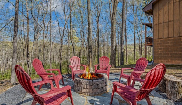 Maple Haven-Escape room, treehouse loft, fire pit, pool access, game room, grill