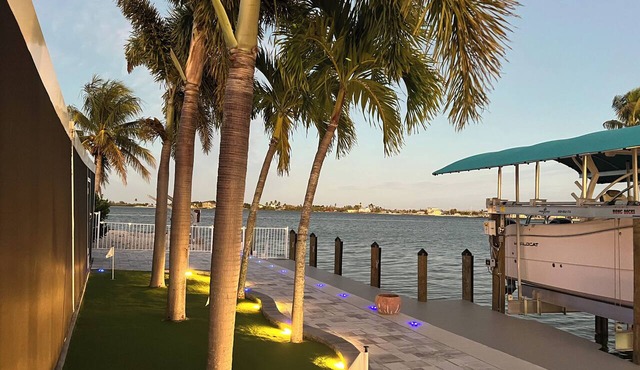 Matlacha Waterfront Retreat: Dock & Hot Tub!