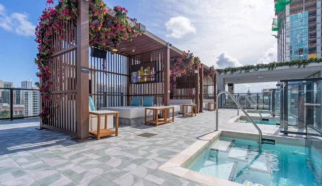 Miami E11even w Resort Amenities