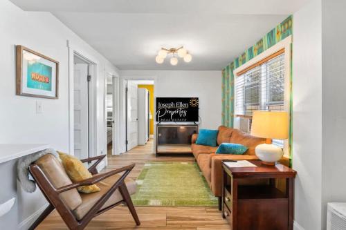 Mid-Century Modern Riverside - Team Joseph Ellen