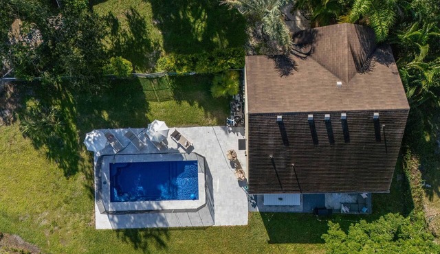 Minutes 2 Jupiter Beach SaltwaterPool BBQ Playroom