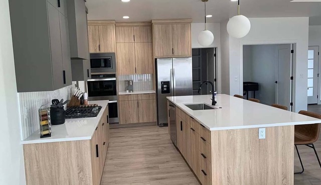 Minutes from Shoshone Falls! Family sized home with office & stocked kitchen.