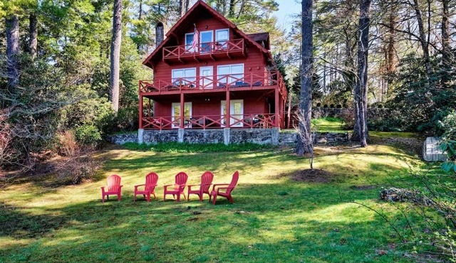 Mirror Lake Retreat | Walk to Town!
