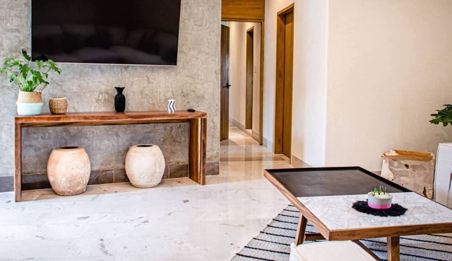 Modern 2 Bedrooms Apartment Steps From The Beach