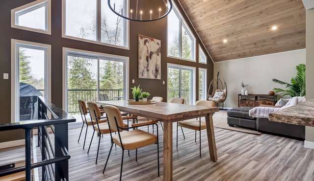 Modern 4-season Lakefront Chalet with New Hot Tub & 4 Bedrooms: 1 hr from Ottawa
